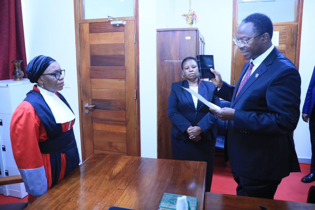 <p><span style="font-size: 12pt; line-height: 107%; font-family: Arial, sans-serif;">Waziri wa Mambo ya Ndani ya Nchi, George Simbachawene
amesema kuna haja ya kubadili Mfumo wa Magereza nchini ili kuendana na kasi ya
dunia huku akigusia dhamira ya serikali kupitia baadhi ya sheria ambazo
tumerithi kutoka kwa wakoloni.&nbsp;</span><span style="font-family: Arial, sans-serif; font-size: 12pt;">Ametoa kauli hiyo Desemba 15, 2025 , jijini Dodoma baada ya
kuapishwa kuwa&nbsp; Mwenyekiti wa Tume ya Jeshi la Polisi, Jeshi la Magereza,
Jeshi la Zimamoto na Uokoaji</span><span style="font-family: Arial, sans-serif; font-size: 12pt;">&nbsp;</span></p>