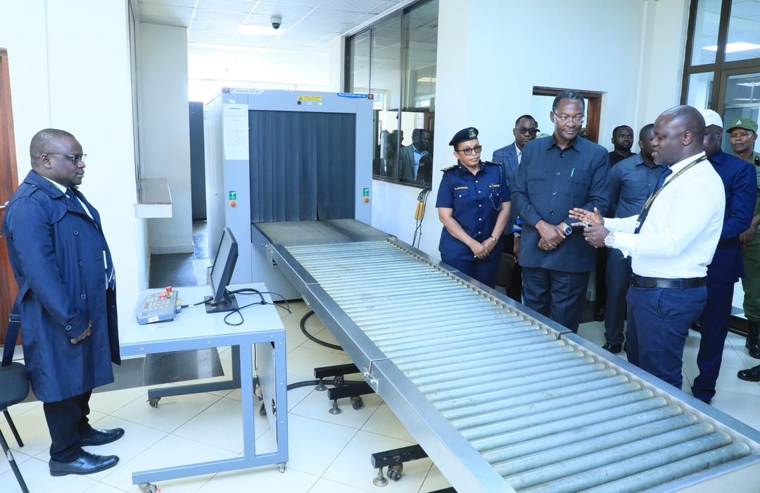 <p>Waziri wa Mambo ya Ndani ya Nchi, George Simbachawene amehimiza ushirikiano kati ya&nbsp; watumishi wa serikali waliopo katika Kituo cha Forodha cha Pamoja cha Mutukula kilichopo wilayani Misenyi mkoani Kagera ambapo ni mpaka kati ya nchi ya Tanzania na Uganda huku akiwaasa kutilia mkazo masuala ya usalama na ukusanyaji wa mapato kwa maendeleo ya nchi ambapo uhitaji wa usalama na mapato ni muhimu ili nchi iweze kukua kiuchumi. Ametoa rai hiyo wakati wa ziara ya ukaguzi wa shughuli mbalimbali za kiforodha katika kituo hicho&nbsp; akiambatana na Kamati ya Ulinzi na Usalama ya mkoa wa Kagera, Desemba 23, 2025</p>