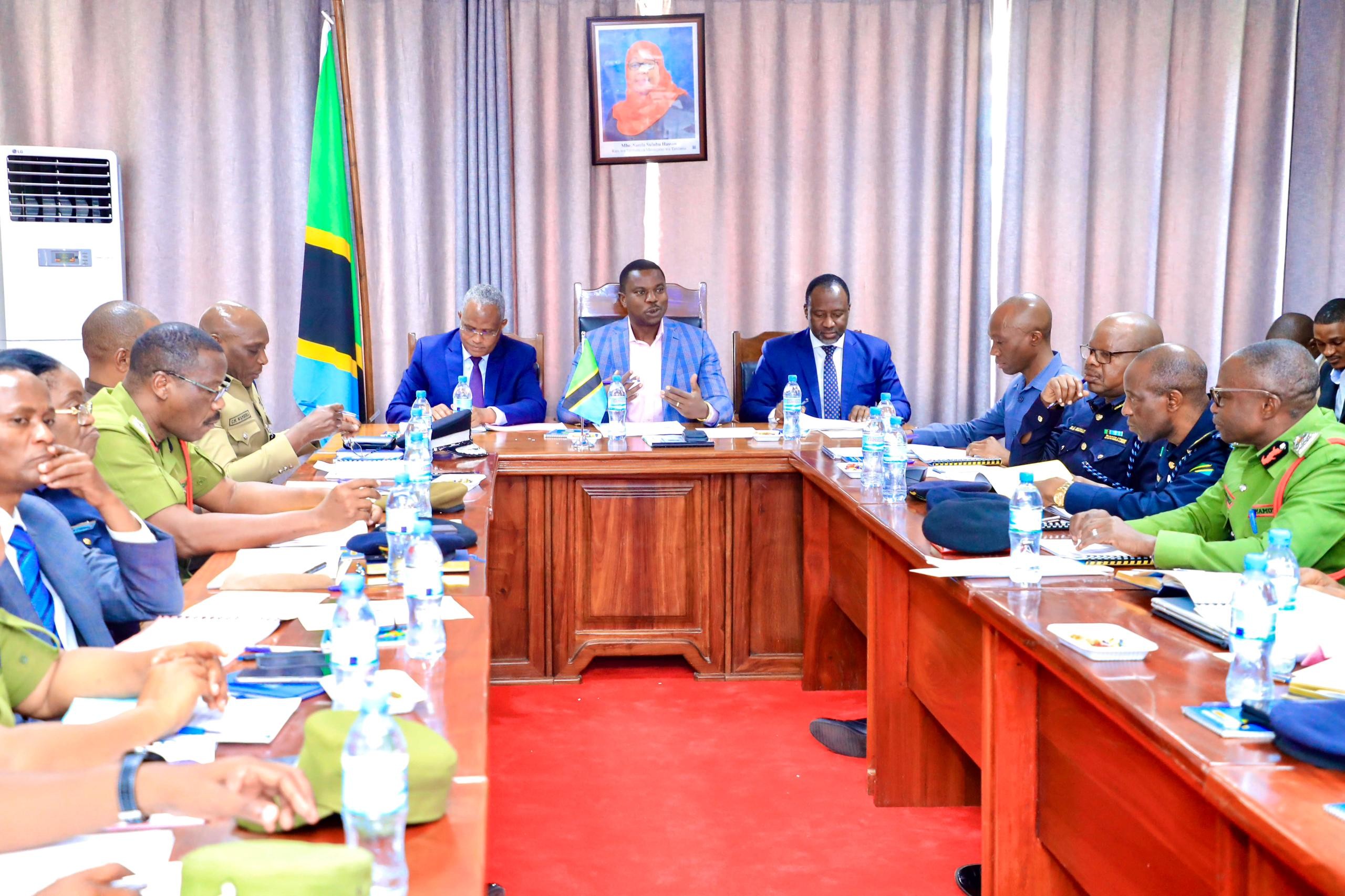 <p>Waziri wa Mambo ya Ndani ya Nchi Innocent Bashungwa ameongoza kikao cha Tume ya Jeshi la Polisi, Magereza, Zimamoto na Uokoaji na Idara ya Uhamamiaji Kilichofanyika Ofisi ndogo za Wizara Dar es salaam, Julai 4, 2025</p>