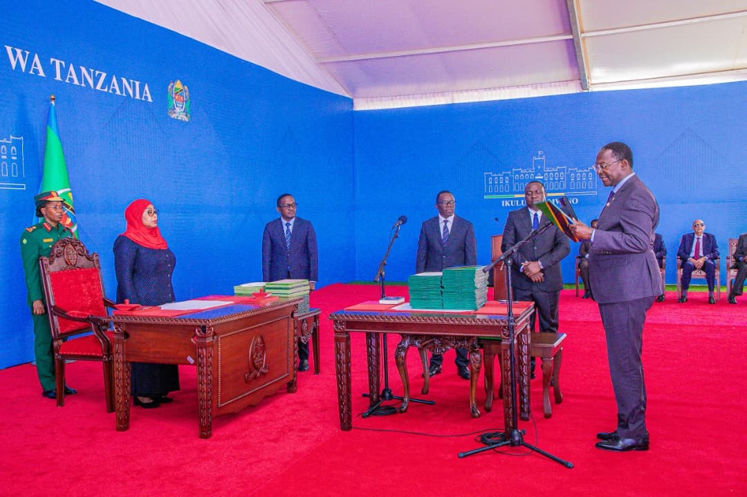 <p>Rais wa Jamhuri ya Muungano wa Tanzania, Mhe. Dkt. Samia Suluhu Hassan akimuapisha Mhe. Boniface George Simbachawene kuwa Waziri wa Mambo ya Ndani ya Nchi kwenye hafla ya uapisho iliyofanyika Ikulu Chamwino jijini Dodoma, Novemba 18, 2025</p>