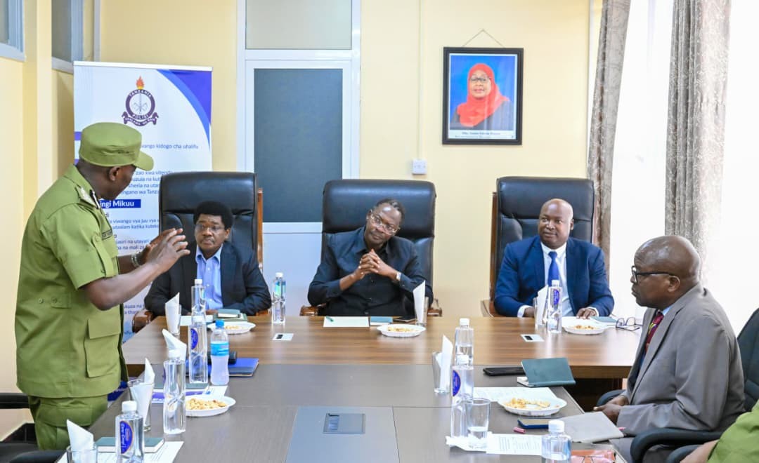 <p>Waziri wa Mambo ya Ndani ya Nchi, Mhe. George Simbachawene, ameongoza kikao kazi na viongozi wa Jeshi la Polisi nchini kilichofanyika jijini Arusha leo Novemba 21, 2025 ikiwa ni mara yake ya kwanza kuongoza kikao hicho baada ya uteuzi wake wa kuongoza Wizara hiyo. Katika kikao hicho, Waziri Simbachawene ameambatana na Naibu Waziri wa Mambo ya Ndani ya Nchi, Mhe. Dennis Lazaro Londo, pamoja na Naibu Katibu Mkuu wa Wizara hiyo, Dkt. Maduhu Kazi.</p>