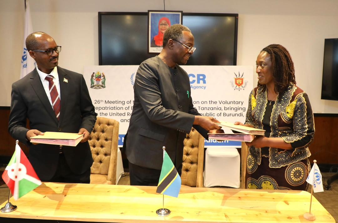<div>Serikali ya Tanzania imeweka wazi Mpango wake wa kutotoa Uraia kwa Wakimbizi wanaoishi katika kambi za Wakimbizi zilizopo hapa nchini huku ikiwataka wakimbizi hao kuwa tayari kurejea nchini Burundi ambako imehakikishiwa kurejea kwa Hali ya Amani na Utulivu.</div><div><br></div><div>Kauli hiyo imetolewa jijini Dar es Salaam Novemba 28, 2025 na Waziri wa Mambo ya Ndani ya Nchi, George Simbachawene wakati wa Mkutano wa 26 wa Pande Tatu baina ya Tanzania,Burundi na Shirika la Kuhudumia Wakimbizi Duniani(UNHCR) uliohusu Urejeshaji Wakimbizi katika nchi yao ya Burundi.</div>