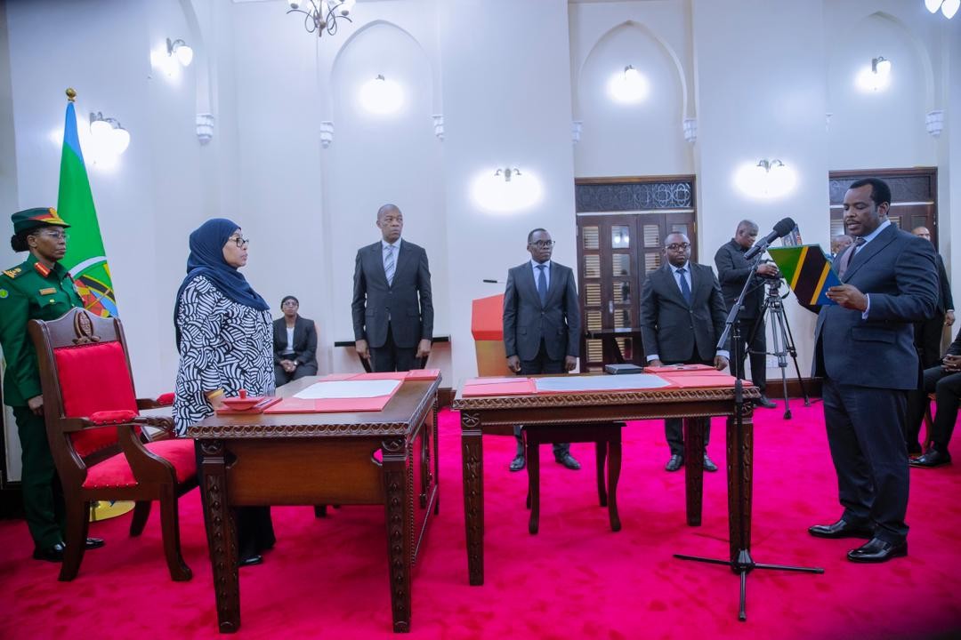 <p>Naibu Waziri wa Mambo ya Ndani ya Nchi, Ayoub Mohamed Mahmoud akiapa mbele ya Rais wa Jamhuri ya Muungano wa Tanzania,Dkt.Samia Suluhu Hassan.Uapisho huo umefanyika Januari 13, 2026 Ikulu ya Chamwino,jijini Dodoma.</p>