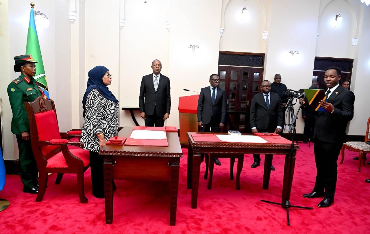 <p>Waziri wa Mambo ya Ndani ya Nchi, Patrobas Katambi akiapa mbele ya Rais wa Jamhuri ya Muungano wa Tanzania, Dkt. Samia Suluhu Hassan. Uapisho huo umefanyika Januari 13, 2026 Ikulu ya Chamwino,jijini Dodoma.</p>