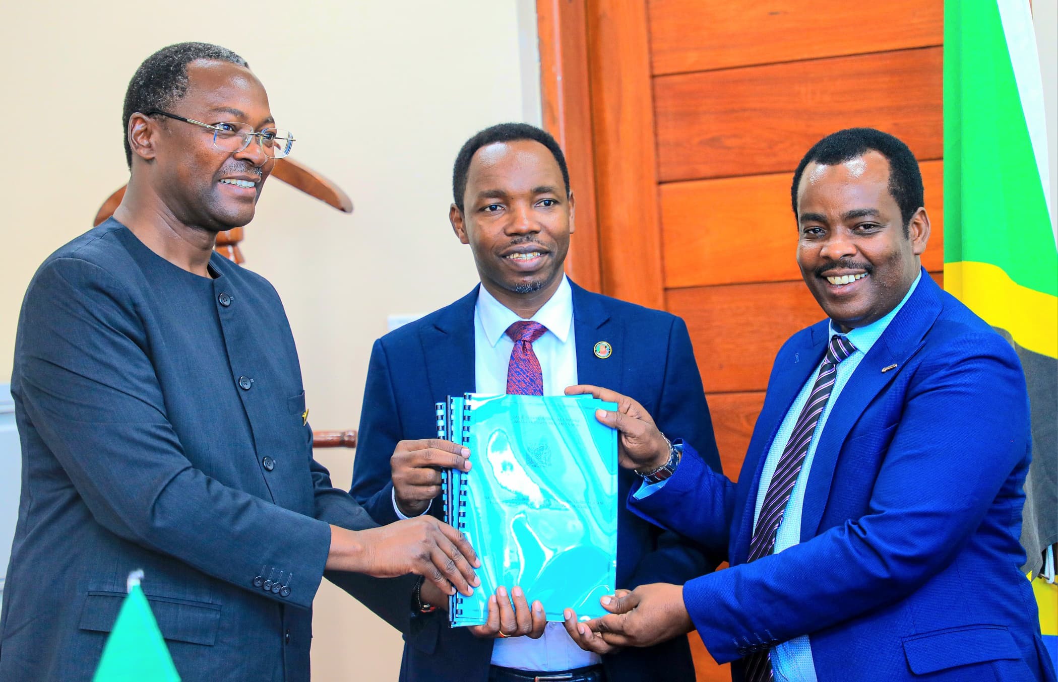 <p>Waziri wa Mambo ya Ndani Nchi, Mhe. Patrobas Katambi amekabidhiwa Ofisi na aliyekuwa Waziri wa Wizara hiyo Mhe. George Simbachawene leo Januari 14, 2026, Ofisi za Wizara, Mtumba jijini Dodoma. Miongoni mwa Viongozi waliohudhuria halfa hiyo ni pamoja na Naibu Waziri wa Wizara hiyo Mhe. Ayoub Mohamed Mahmoud, Katibu Mkuu Ally Gugu, Naibu Katibu Mkuu Dkt. Maduhu Kazi, Wakuu wa Vyombo vya Usalama, Wakuu wa Idara na watumishi wa Wizara ya Mambo ya Ndani ya Nchi.</p>