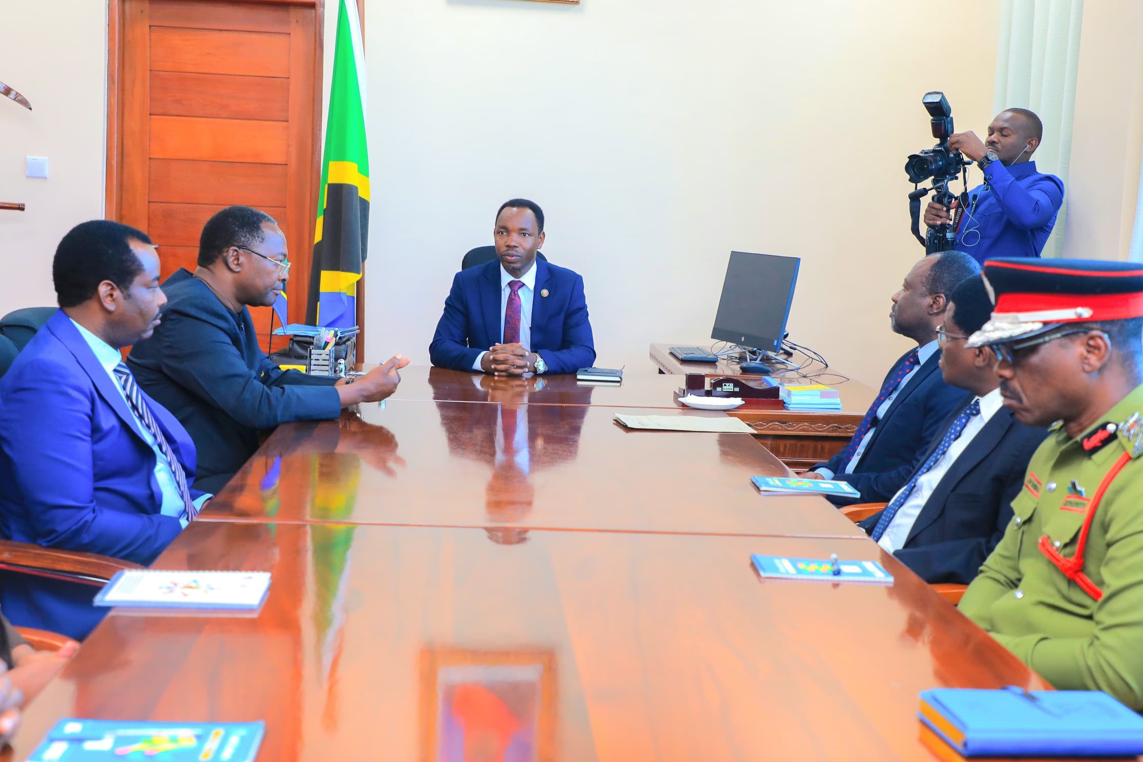 Waziri wa Mambo ya Ndani ya Nchi, Patrobas Katambi akizungumza na Viongozi wa Wizara, na Wakuu wa Vyombo Vya Usalama, Wizara ya Mambo ya Ndani ya Nchi mara baara ya kukabidhiwa Ofisi leo Januari 14, 2026, Mtumba Jijini Dodoma.&nbsp;