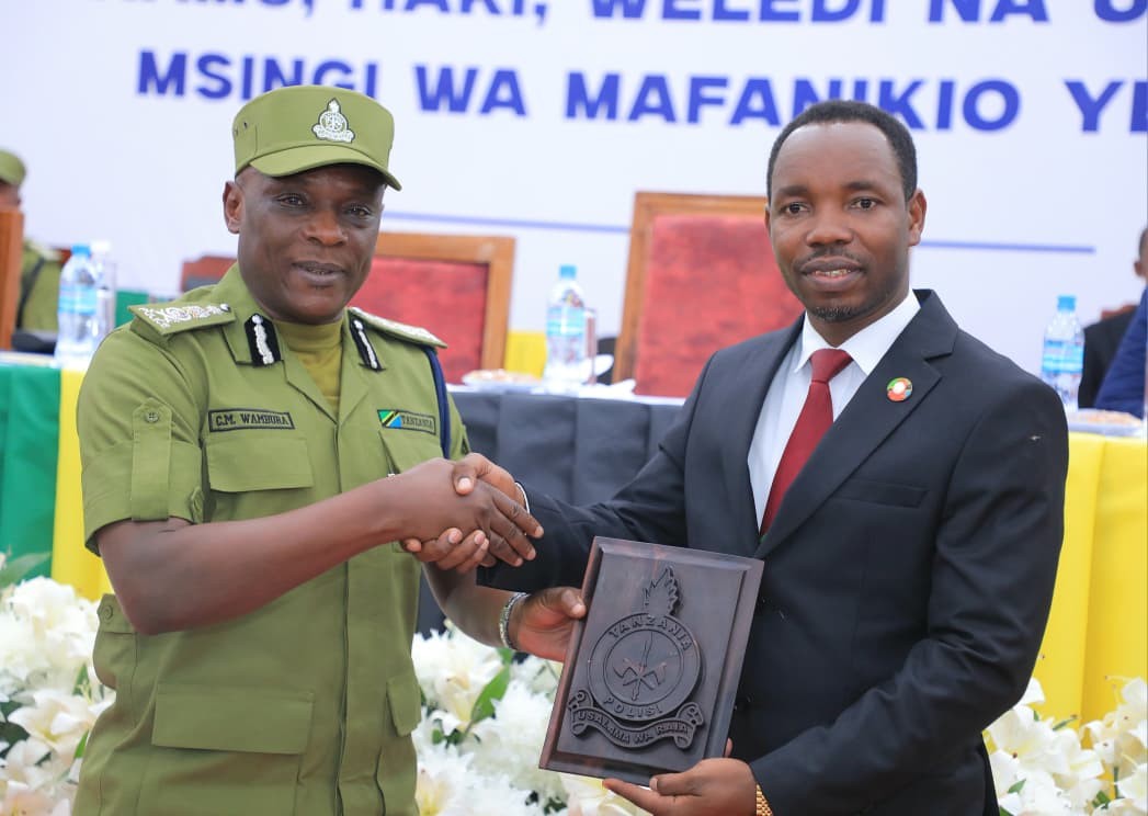 <div>Waziri wa Mambo ya Ndani ya Nchi, Patrobas Katambi amesema Nchi ya Tanzania iko salama huku akigusia uimara wa Jeshi la Polisi la Tanzania ambalo kwa kushirikiana na vyombo vingine vya Ulinzi na Usalama limeweza kuiweka Nchi salama tangu nchi ipate uhuru. Ametoa kauli hiyo wakati wa ziara ya kwanza ya kutembelea Makao Makuu ya Jeshi, jijini Dodoma baada ya kuteuliwa kuongoza wizara hiyo ambapo aliambata na Naibu Waziri wa Mambo ya Ndani ya Nchi, Ayoub Mohammed Mahomud na Mkurugenzi wa Idara ya Utawala na Usimamizi wa Rasilimaliwatu, Miriam Mmbaga.</div>