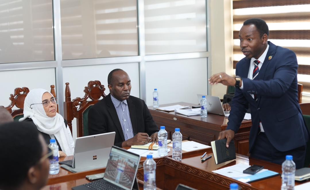 <p>Waziri wa Mambo ya Ndani ya Nchi,Patrobas Katambi akiwasilisha Taarifa ya Jeshi la Polisi,Magereza na Zimamoto mbele ya Kamati ya Kudumu ya Bunge ya Mambo ya Nje Ulinzi na Usalama(NUU),inayoongozwa na Mwenyekiti wa kamati,Najma Murtaza Giga.Kikao hicho ni Maandalizi ya Mkutano wa Pili wa Bunge la Jamhuri ya Muungano wa Tanzania,linalotarajiwa kuanza siku ya Jumanne,27 Januari,2026.</p><p><br></p><p><br></p>