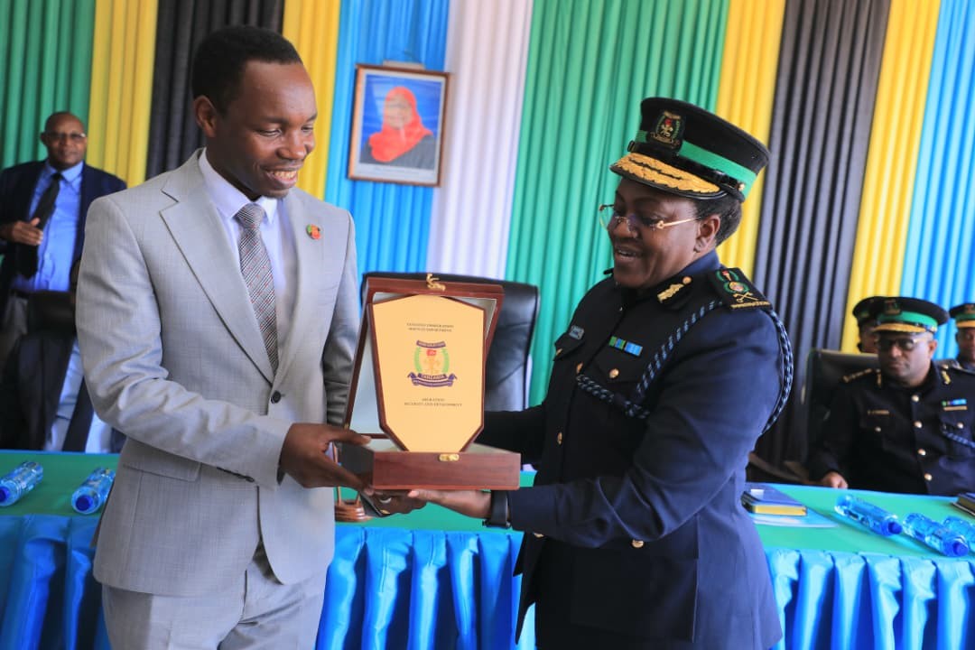 <p>Waziri wa Mambo ya Ndani ya Nchi,Patrobas Katambi amesema katika kudhibiti wimbi la wahamiaji haramu wanaoingia nchini. Idara ya Uhamiaji imedhibiti na kufunga jumla ya Vipenyo Elfu Moja Mia Saba Sabini na Saba vilivyopo maeneo mbalimbali nchini, vilivyokua vinatumika kuingia nchini&nbsp; kwa njia hiyo isiyo halali. Ametoa kauli hiyo Januari 31, 2026 wakati wa ziara yake iliyofanyika Makao Makuu ya Idara ya Uhamiaji, jijini Dodoma&nbsp;</p>