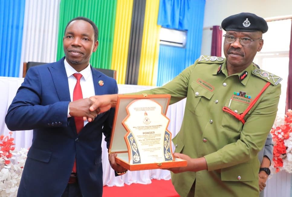 <p>Waziri wa Mambo ya Ndani ya Nchi, Patrobas Katambi amesema serikali iko mbioni kuweka&nbsp; kampeni ya kudhibiti utitiri wa ving’ora vinavyowekwa katika magari ya watu binafsi ambayo hayatambuliwi na Kanuni za Usalama Barabarani huku pia akigusia namba za magari zinazowekwa katika magari ambayo hayatambuliwi na sheria na kanuni zinazoendesha shughuli mbalimbali za barabarani. Ametoa rai hiyo Januari 30, 2026 wakati wa ziara katika Jeshi la Zimamoto na Uokoaji&nbsp;</p>