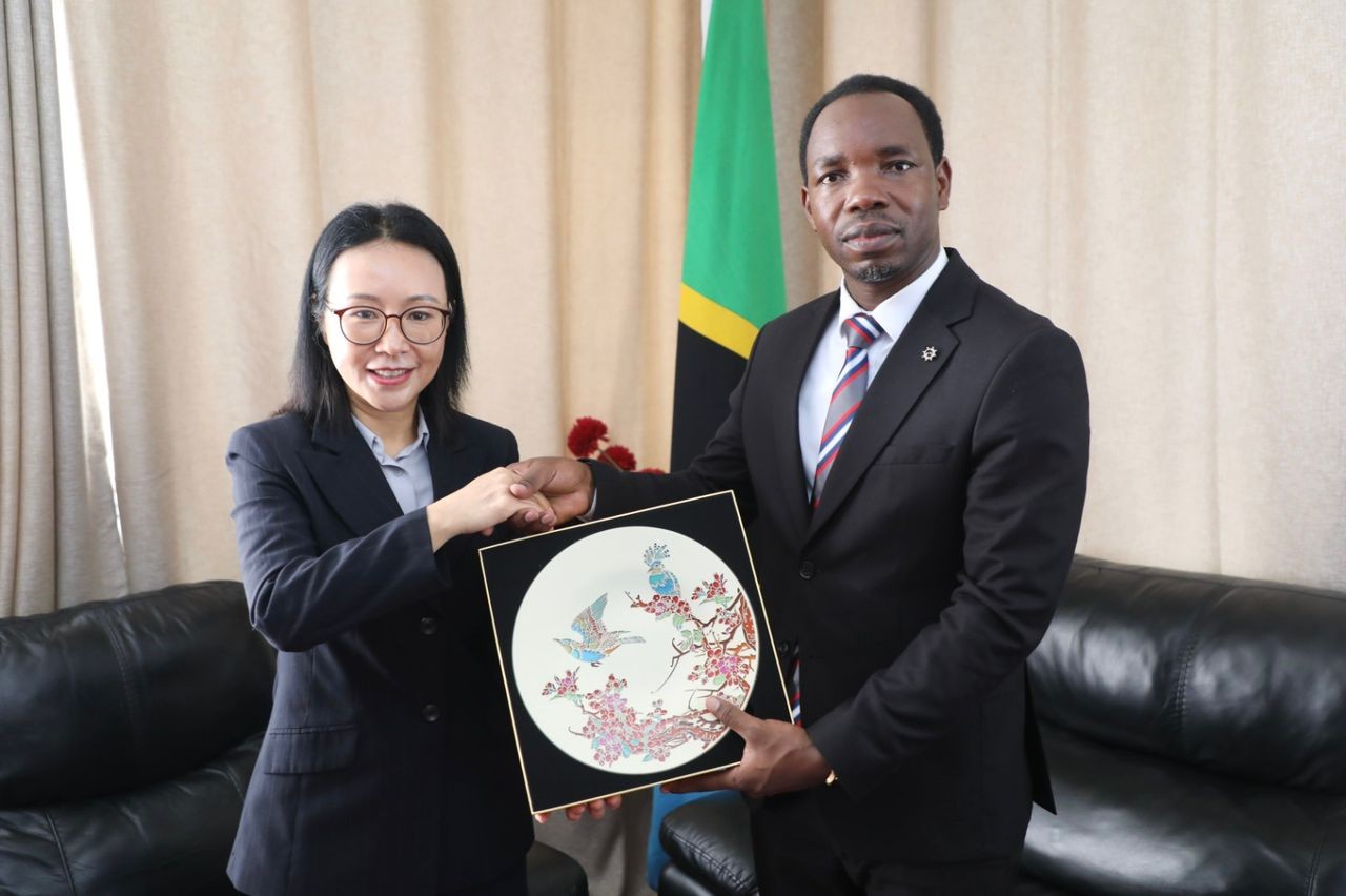 <div>Waziri wa Mambo ya Ndani ya Nchi, Mheshimiwa Patrobas Katambi amekutana na&nbsp; Balozi wa China nchini Tanzania, Mheshimiwa Chen Mingjian na kujadiliana masuala mbalimbali ikiwemo ushirikiano Kati ya Nchi hizo mbili katika masuala mbalimbali ya Kudhibiti uhalifu na matumizi ya teknolojia katika masuala ya Usalama ikiwemo udhibiti wa uhalifu unaovuka mipaka.</div><div><br></div><div><br></div>