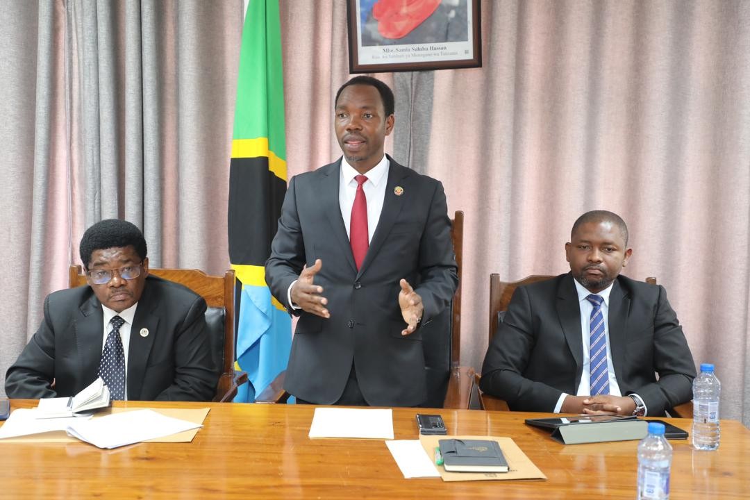 <p>Waziri wa Mambo ya Ndani ya Nchi,Patrobas Katambi amefanya Kikao Kazi na Viongozi wa Dini nchini huku akiwaeleza Viongozi hao kuwa ameteuliwa na Rais Dkt.Samia Suluhu Hassan kuwa daraja Kati ya Viongozi wa Dini na Serikali ambapo amewaambia milango iko wazi kwa viongozi hao kuongea na kushauriana na serikali ikiwemo utoaji wa maoni mbalimbali kwa serikali lengo ikiwa kudumisha tunu ya Amani na kuhakikisha kuwepo kwa Utulivu nchini.</p>