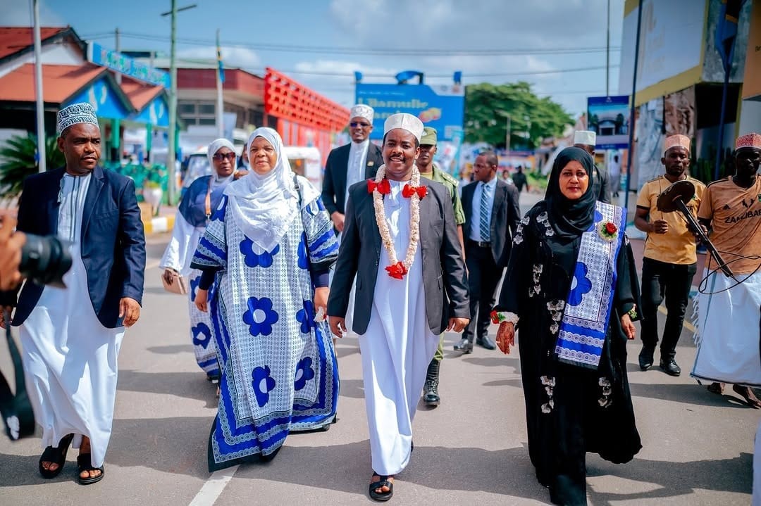 <div>Naibu Waziri wa Mambo ya Ndani ya Nchi, Mhe. Ayoub Mohammed Mahmoud, amesema ubunifu, ubora wa bidhaa na kuzingatia viwango vya kimataifa ni nguzo muhimu zitakazowawezesha wafanyabiashara na wazalishaji kushindana katika masoko ya ndani na nje ya nchi. Akizungumza jijini Dar es Salaam katika Siku ya Zanzibar kwenye Maonesho ya 50 ya Kimataifa ya Biashara (Saba Saba), Mhe. Ayoub amesema Maonesho ya hayo yameendelea kuwa jukwaa muhimu la kukuza biashara, uwekezaji na uzalishaji kwa kuwakutanisha wafanyabiashara, wajasiriamali na wawekezaji kutoka maeneo mbalimbali.</div>