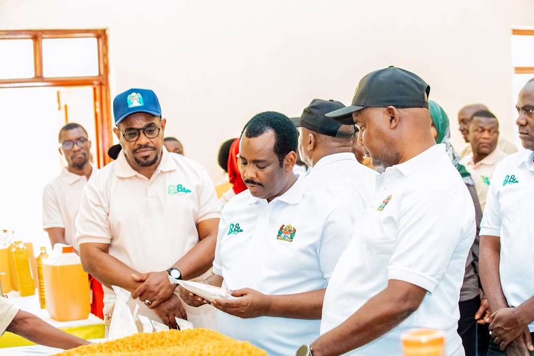 <p><br></p><p>Naibu Waziri wa Mambo ya Ndani ya Nchi, Mhe. Ayoub Mohammed Mahmoud, ameupongeza Mkoa wa Lindi pamoja na wananchi kwa mafanikio yaliyopatikana katika kudhibiti migogoro kati ya wakulima na wafugaji. Akizungumza katika Maadhimisho ya Nane Nane mkoani Lindi, Mhe. Ayoub amesema mafanikio hayo ni matokeo ya ushirikiano kati ya Serikali, vyombo vya Usalama pamoja na wananchi katika kutafuta suluhu ya changamoto hizo.</p>